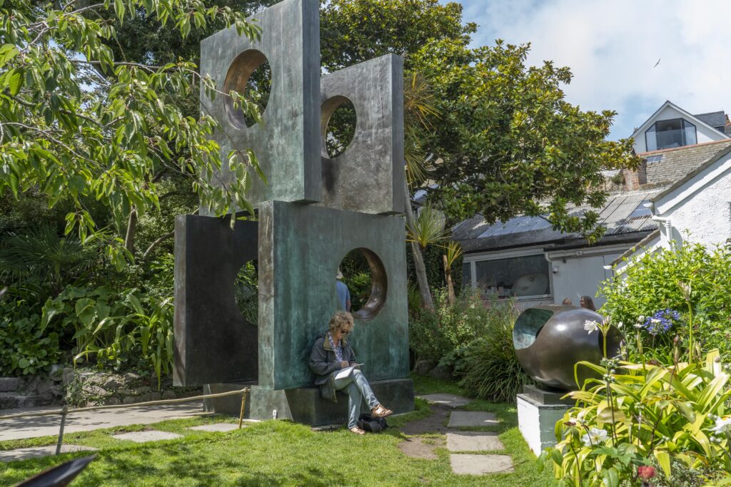 Barbara Hepworth's Garden visit by students on Hilary-Jean-Gibson's Three day painting course